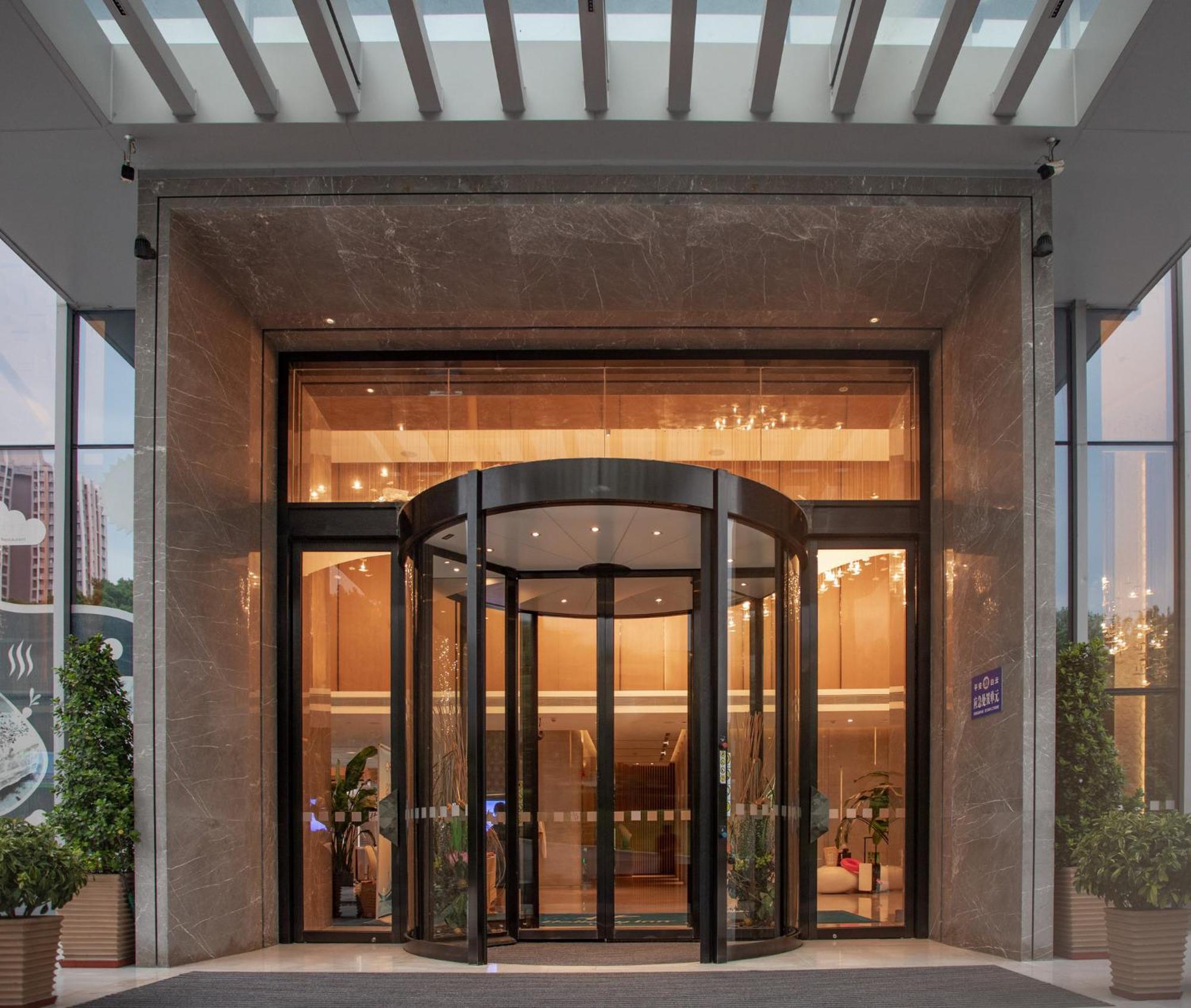 Holiday Inn Guangzhou South Lake Hotel - Ideal For Business & Leisure Екстериор снимка
