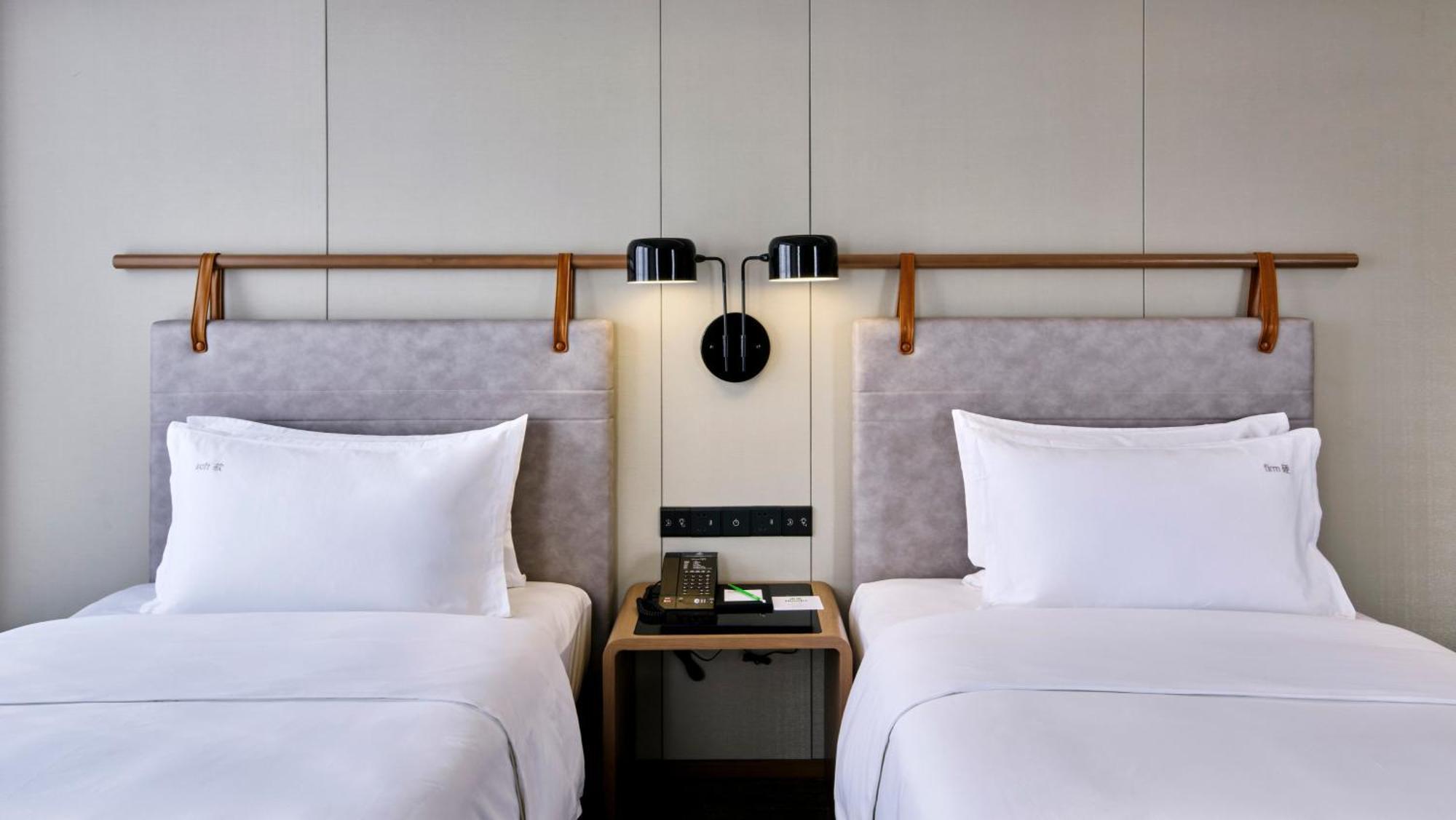 Holiday Inn Guangzhou South Lake Hotel - Ideal For Business & Leisure Екстериор снимка